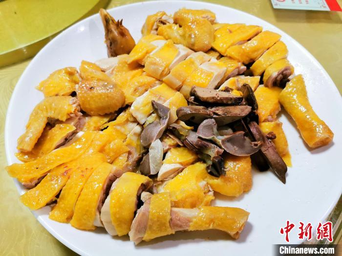 開年飯吃白切閹雞，寓意“大吉大利”?！±顣源?攝