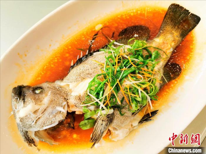 開年飯吃清蒸海魚，寓意著“年年有余”?！±顣源?攝