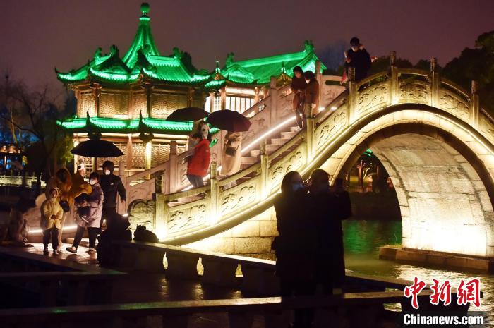 低溫雨雪難擋民眾出行熱情，瘦西湖夜游人氣不減。　莊文斌 攝