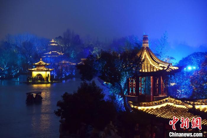 迷人的揚州夜，為八方游客呈獻一場精彩的夜游“視覺盛宴”，令人陶醉其中，流連忘返?！∏f文斌 攝