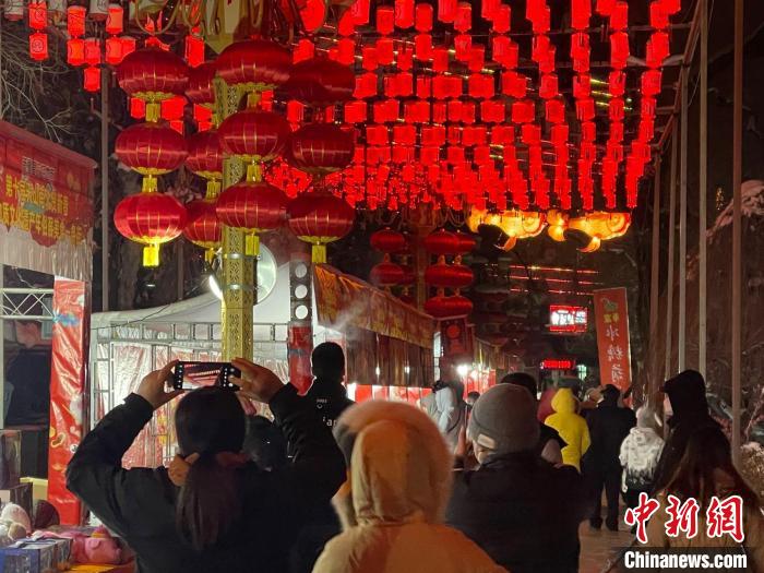 （新春走基層）看社火、賞花燈烏魯木齊年味濃