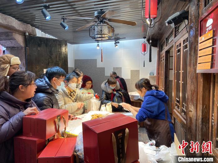 游客購買米饅頭現(xiàn)場?！×植?攝