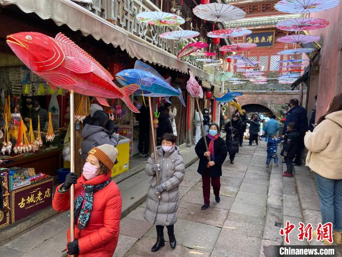 漁燈巡游現(xiàn)場。　林波 攝