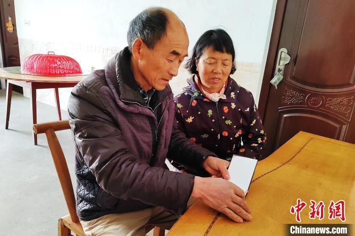 陳廷海和妻子劉志君查看賬冊 張倩龍 攝 陳廷海和妻子劉志君查看賬冊 張倩龍 攝