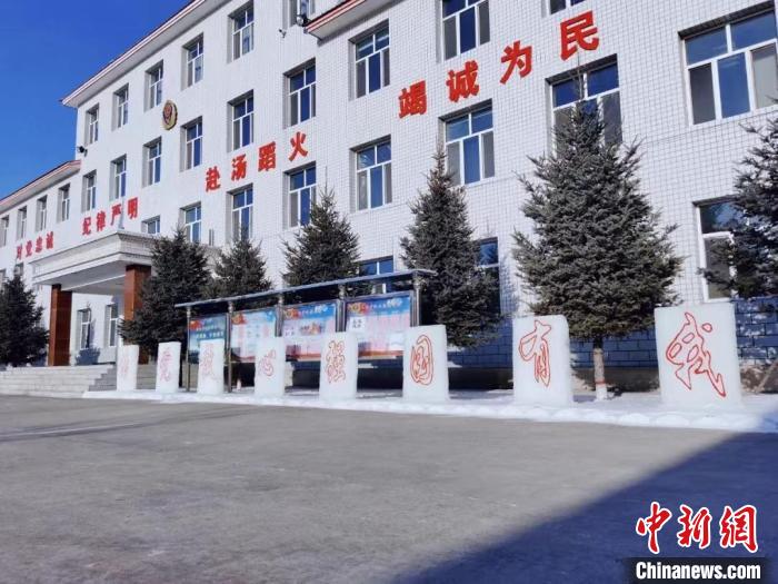 圖為森林消防指戰(zhàn)員制作的冰雕?！∴崕r松 攝