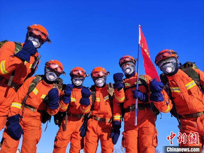 圖為冰霜掛滿森林消防指戰(zhàn)員面罩?！埼凝?攝