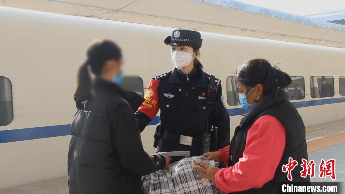 民警助文女士找回女兒?！》鹕借F路公安處 供圖