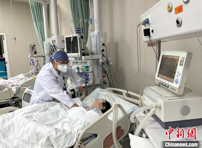 (新春走基層)一線“急診人”的日與夜:爭分奪秒全力以赴