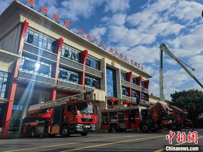 春節(jié)期間，新塘站給消防車做保養(yǎng)。　葉家成 攝