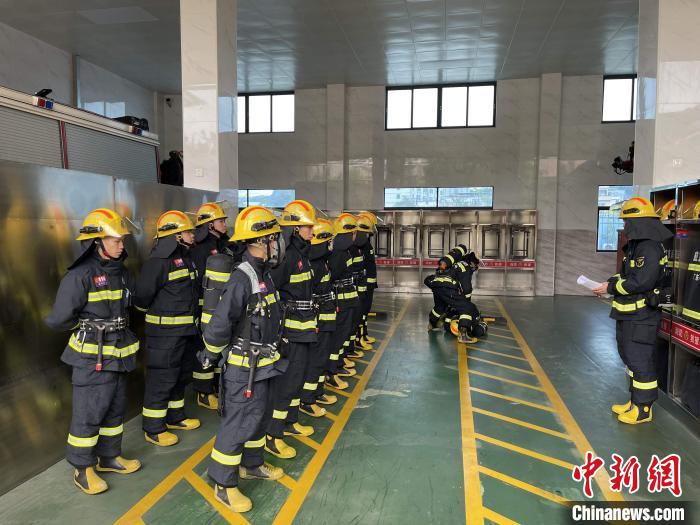 新塘站消防員日常訓(xùn)練?！∪~家成 攝