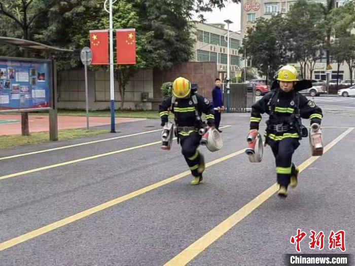 新塘站消防員日常訓(xùn)練。　葉家成 攝