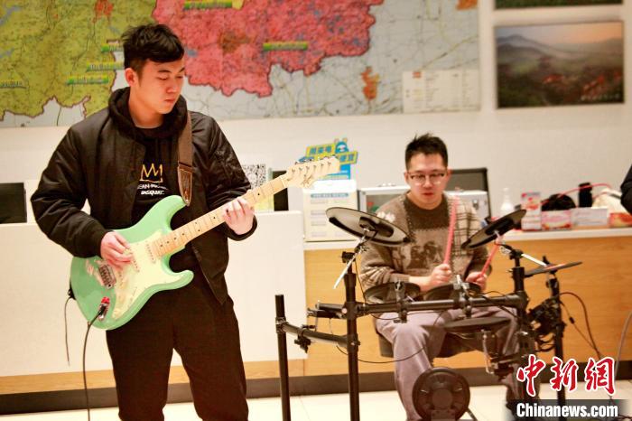 “90后”的電吉他手盛榮達和架子鼓手張?zhí)?卞洪斌 攝 攝 “90后”的電吉他手盛榮達和架子鼓手張?zhí)?卞洪斌 攝 攝