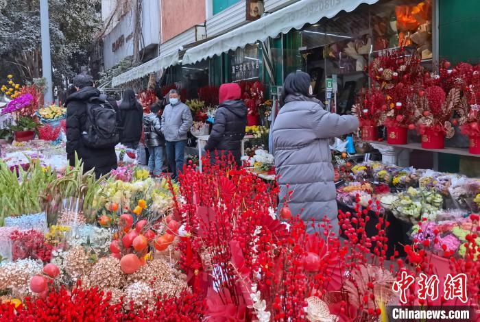 圖為民眾正在采購鮮花?！钣㈢?攝