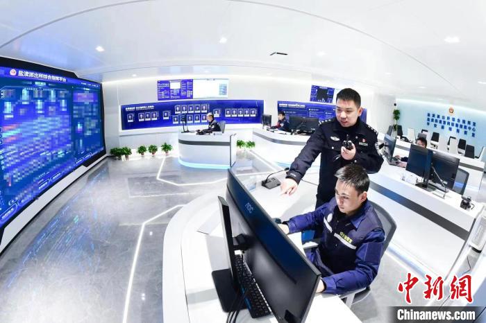 民警在綜合指揮室工作?！←}都警方供圖