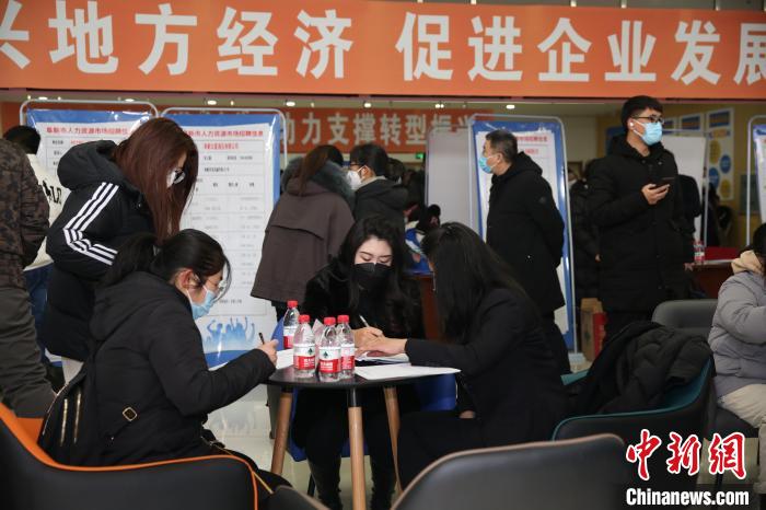 圖為招聘會現(xiàn)場?！∵|寧省人社廳供圖