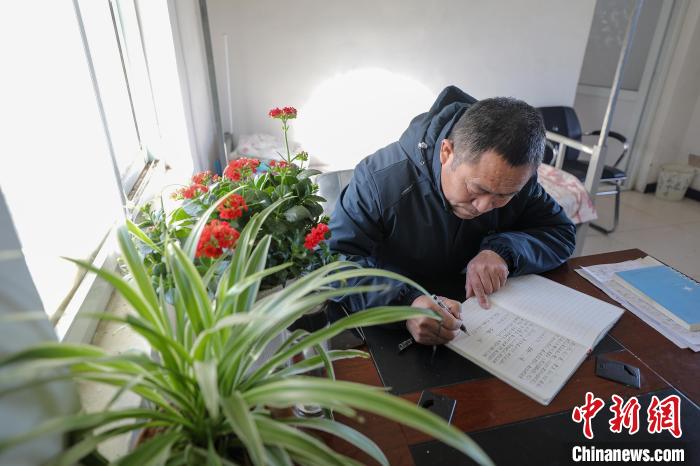 春節(jié)期間，李國忠寫巡湖日志?！￡惪?攝