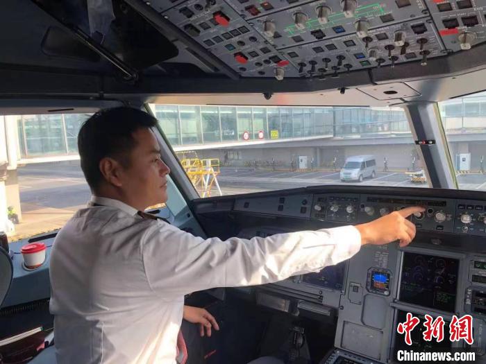 今年36歲的陳兔良，是一位與“兔”有著特殊緣分的機(jī)長(zhǎng)。同事們都稱呼他“兔機(jī)長(zhǎng)”?！|航江蘇公司供圖
