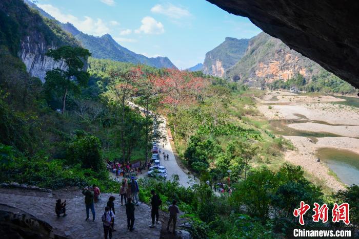 昌江王下鄉(xiāng)皇帝洞洞口風(fēng)光?！×栝?攝