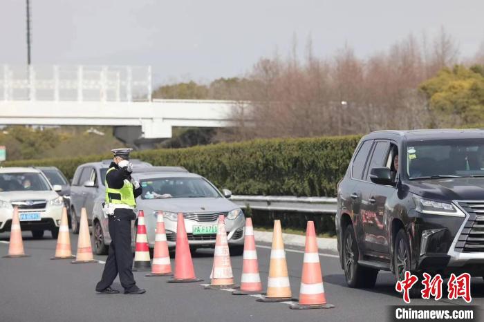 G40滬陜高速上海段迎來春節(jié)返程高峰?！∩虾Ｊ泄簿止﹫D