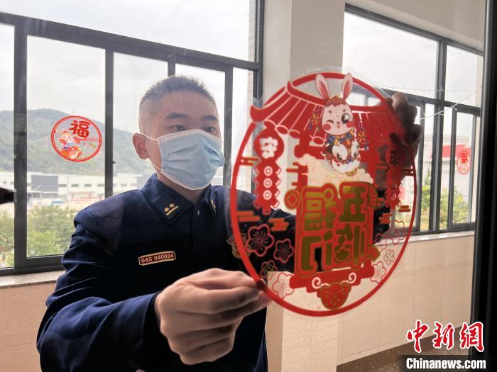 （新春走基層）“火焰藍”新春守護萬家燈火：干部齊上先鋒崗隊員過好幸福年