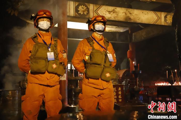 消防救援人員擔負景區(qū)執(zhí)勤任務。　陳明杰 攝