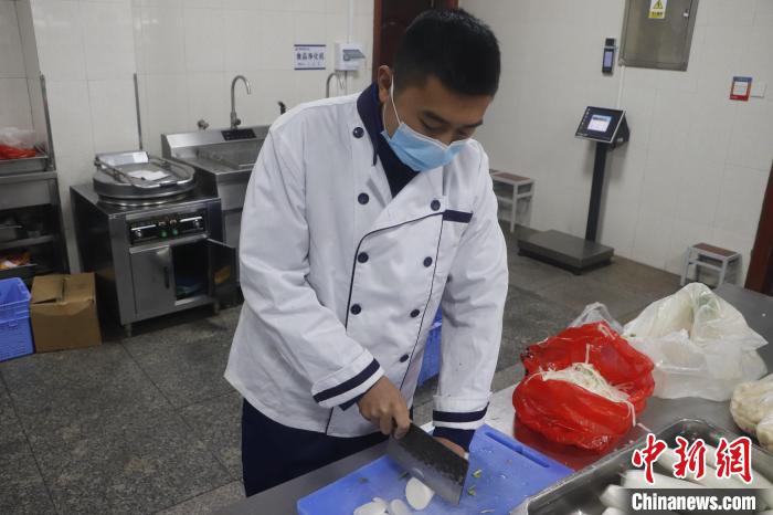 消防救援人員在切菜?！￡惷鹘?攝