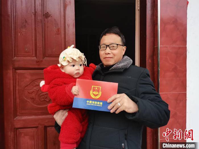 消防救援人員家屬收到新春慰問信。　陳明杰 攝