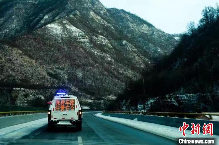 交警駕車巡邏，提醒過往司機(jī)安全駕駛?！幭墓矎d 供圖