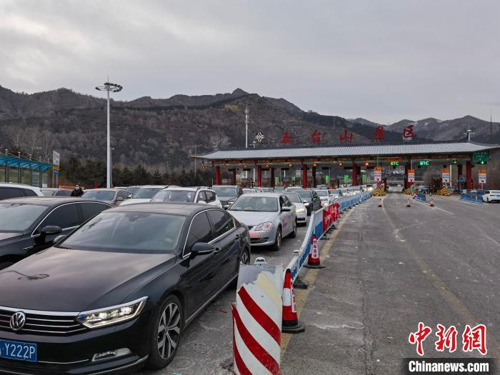 五臺(tái)山進(jìn)山車輛連日擁堵山西高速交警多措疏堵