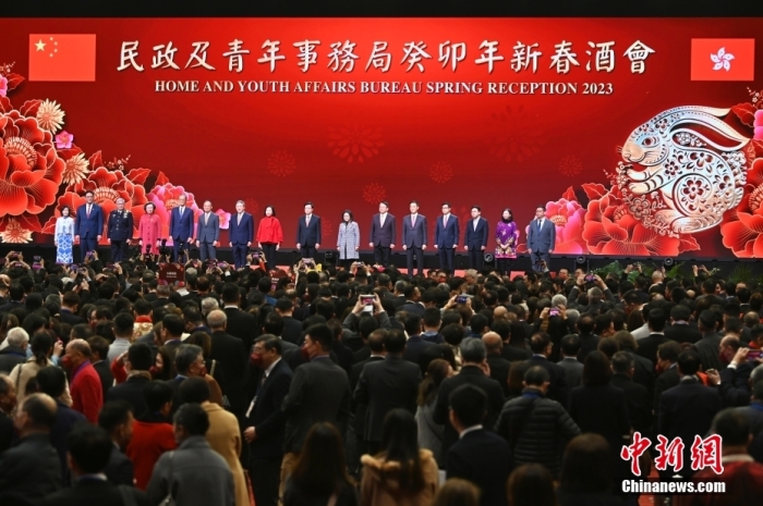 1月27日下午，香港特區(qū)政府民政及青年事務(wù)局舉辦癸卯年新春酒會(huì)，與香港各區(qū)青年同賀新春。圖為香港特區(qū)行政長官李家超(右八)等出席新春酒會(huì)。 <a target='_blank' href='/'>中新社</a>記者 李志華 攝