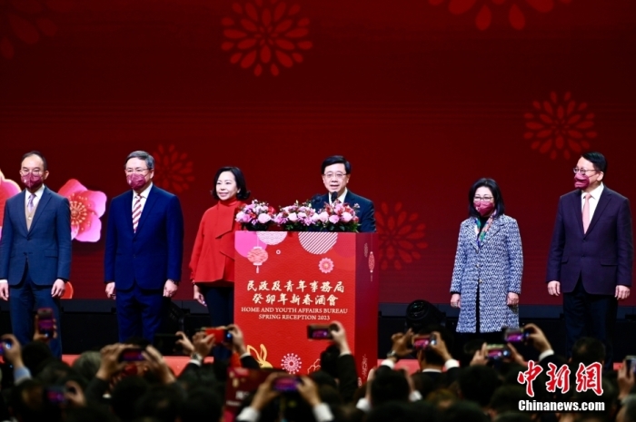 1月27日下午，香港特區(qū)政府民政及青年事務(wù)局舉辦癸卯年新春酒會(huì)，與香港各區(qū)青年同賀新春。圖為香港特區(qū)行政長官李家超(右三)致辭。 <a target='_blank' href='/'>中新社</a>記者 李志華 攝