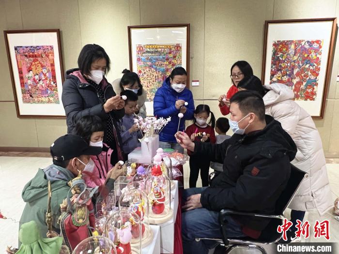 山東省文化館邀請(qǐng)非遺傳承人現(xiàn)場(chǎng)展演展示。