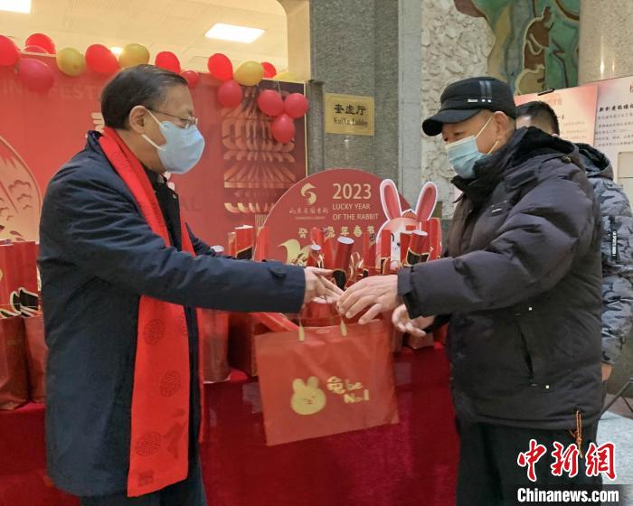 大年初一，山東省圖書(shū)館副館長(zhǎng)李西寧帶領(lǐng)工作人員向兔年第一批讀者贈(zèng)送書(shū)香大禮包?！墙ū?攝