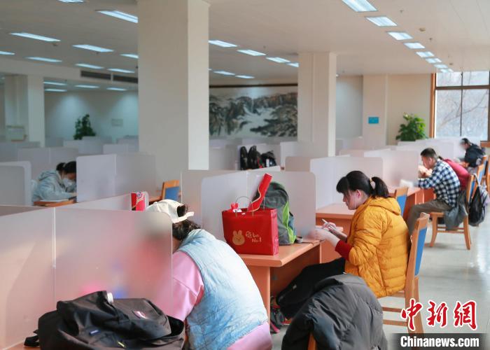 眾多學(xué)生、上班族利用假期空閑時(shí)間到山東省圖書(shū)館充電學(xué)習(xí)?！∪A天舒 攝