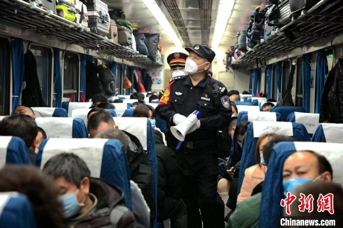 乘警“老譚”值乘最后一趟列車(chē)：有開(kāi)心，更有不舍