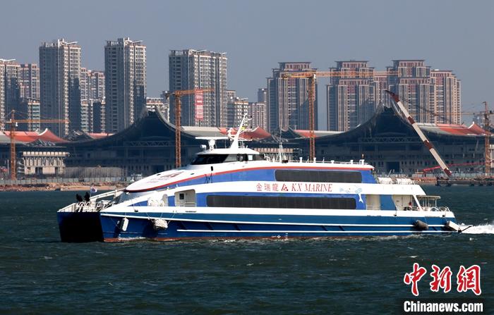 1月7日，廈金客運(yùn)航線恢復(fù)通航的首航航班從廈門(mén)五通客運(yùn)碼頭駛向金門(mén)。 中新社發(fā) 鐘欣 攝.jpg