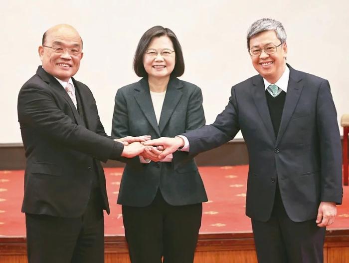 蔡英文(中)與蘇貞昌(左)及陳建仁合影。圖片來(lái)源：臺(tái)灣聯(lián)合新聞網(wǎng) 潘俊宏 攝.jpg