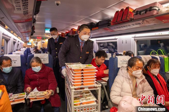 成都開出首趟務工專列600余名務工人員“拼車”赴粵返崗