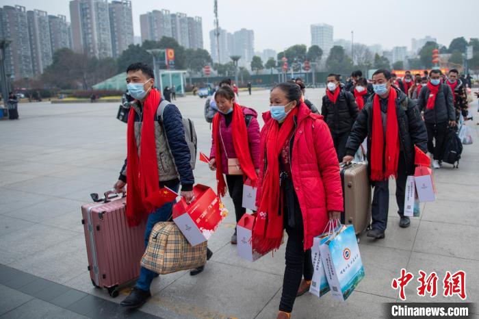 2月1日上午，務工人員在鐵路成都東站排隊進站?！⒅铱?攝