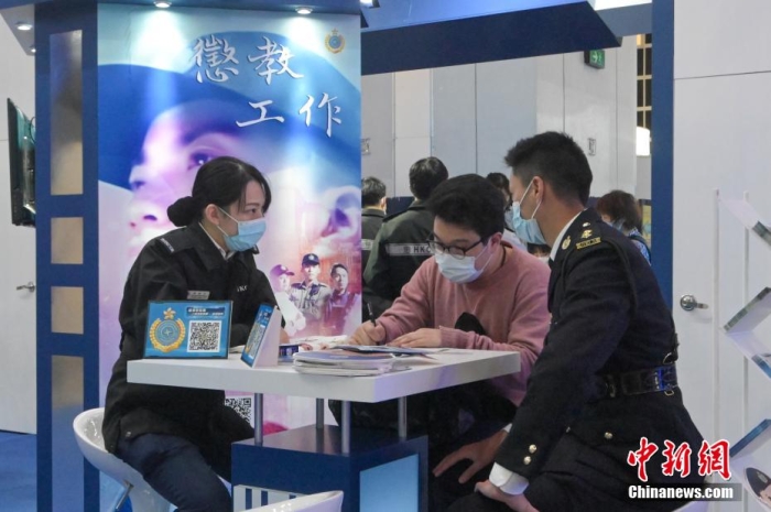 香港懲教署設(shè)展位向市民介紹其工作。 陳永諾 攝