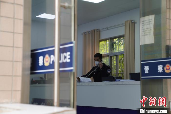 圖為南寧鐵路公安處南寧乘警支隊(duì)綜合調(diào)度室?！⊥鯓s鑫 攝