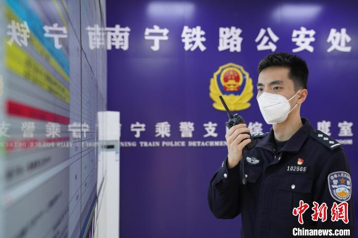 圖為民警黃昊正在用對(duì)講機(jī)進(jìn)行點(diǎn)名調(diào)度。　王榮鑫 攝