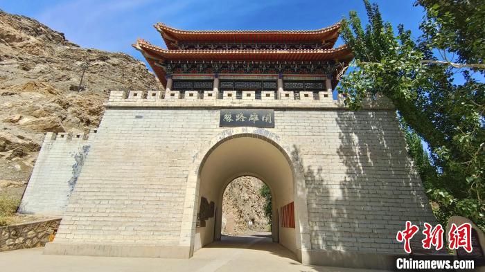 鐵門關(guān)關(guān)隘?！∈酚窠?攝