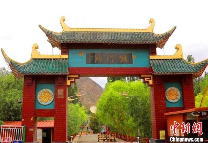 鐵門關(guān)景區(qū)?！∈酚窠?攝