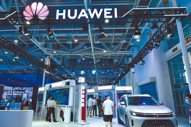 美中科技戰(zhàn)越打越烈，傳拜登政府將擴(kuò)大對中國科技業(yè)的圍堵力度。圖為廈門第二十二屆中國國際投資貿(mào)易洽談會華為展館。（中新社）