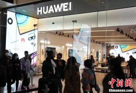 當(dāng)?shù)貢r間2020年12月15日，顧客在位于英國東倫敦西田購物中心的華為零售旗艦店內(nèi)挑選商品。