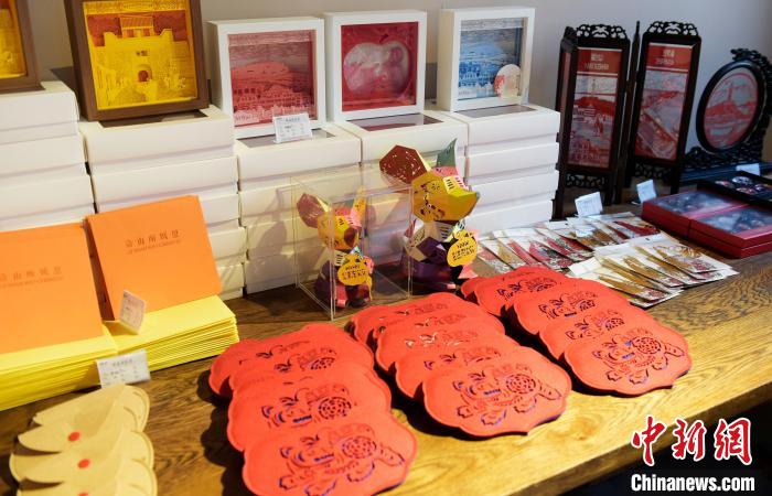 圖為剪紙衍生品?！⊥鯆赡?攝