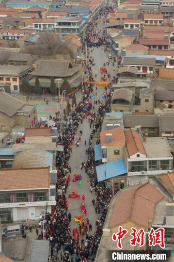 泉掌村鑼鼓喧天，人潮涌動，展演的隊伍填滿街巷。　武俊杰 攝