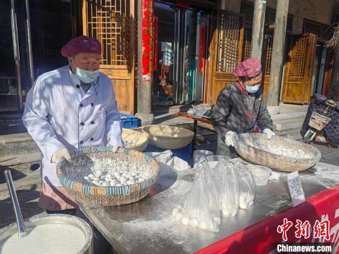 傳統(tǒng)的制法，地道的口味，手工元宵現(xiàn)做現(xiàn)賣，口感新鮮，為民眾的年味增加甜蜜?！№n俊媛 攝