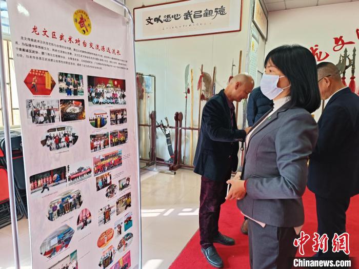 “龍文武術(shù)‘遷臺(tái)記憶’物品歸集展”活動(dòng)現(xiàn)場?！×握涿?攝